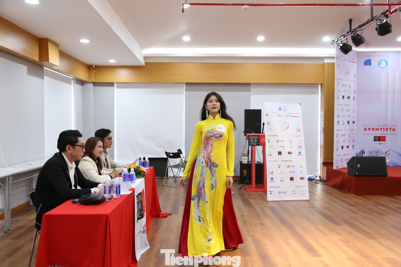 Các nữ sinh cũng có phần trình diễn catwalk ngắn để BGK đánh giá về kỹ năng trình diễn, sự tự tin trên sân khấu.