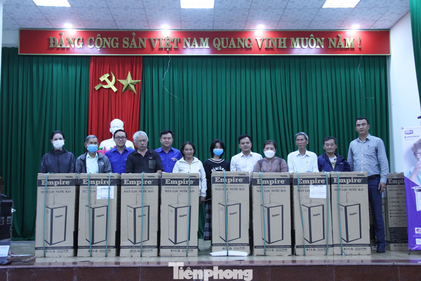 Các hộ dân chịu ảnh hưởng nặng nề sau đợt mưa ngập ở phường Hòa Khánh Nam nhận máy lọc nước. Ảnh: Giang Thanh Các hộ dân chịu ảnh hưởng nặng nề sau đợt mưa ngập ở phường Hòa Khánh Nam nhận máy lọc nước. Ảnh: Giang Thanh