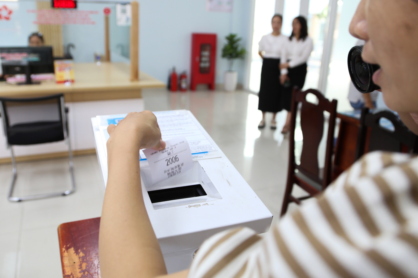 Được biết, các Trung tâm hành chính công trên địa bàn Đà Nẵng đều được "số hóa" toàn bộ quy trình từ lấy số thứ tự, công khai danh mục hồ sơ thủ tục hành chính thông qua mã QR, gọi số, tiếp nhận và giải quyết thủ tục...