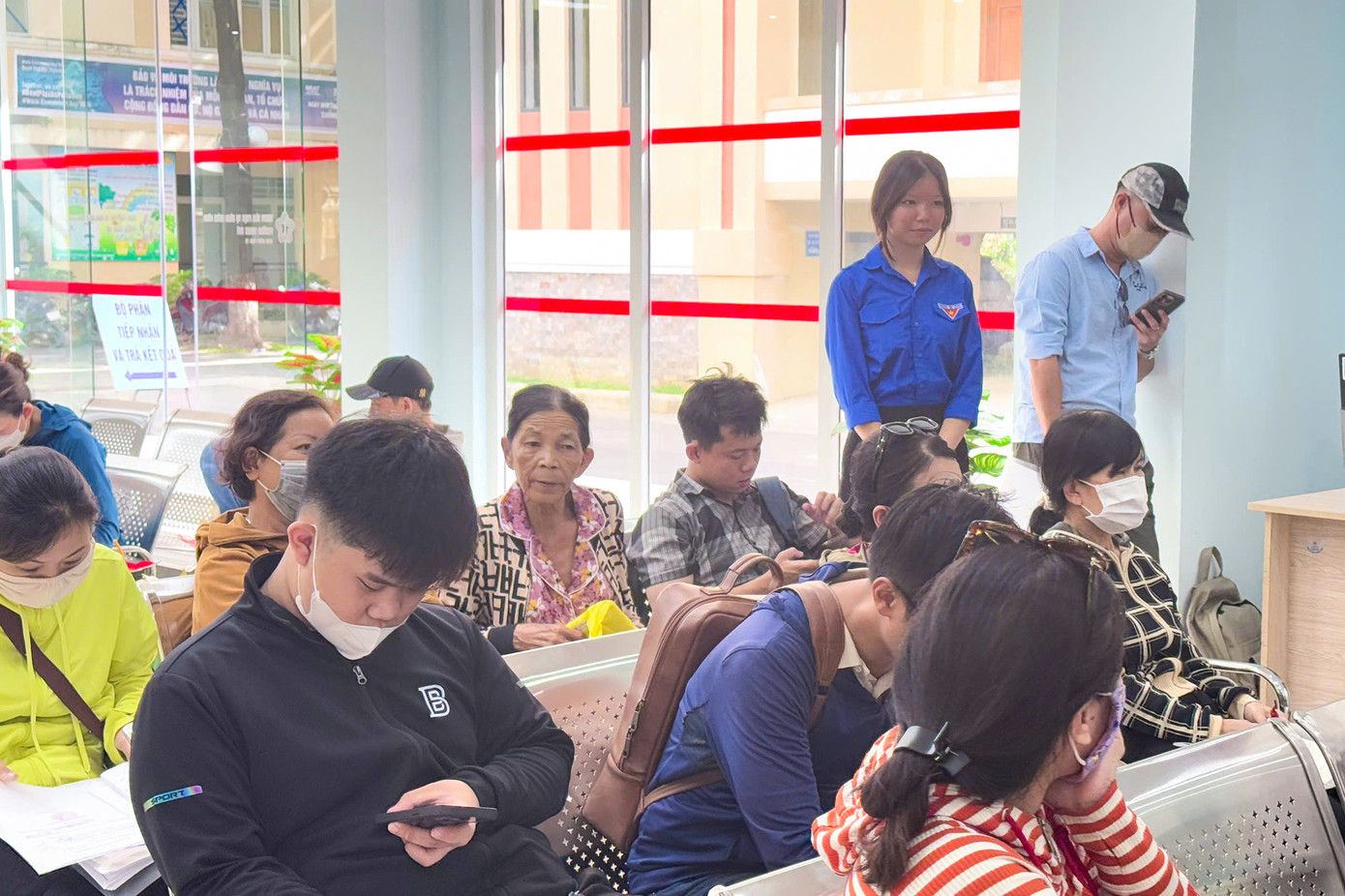 Với sự hỗ trợ nhiệt tình của các tình nguyện viên, quy trình người dân nộp hồ sơ ở Trung tâm diễn ra bài bản, nhanh chóng, không xảy ra tình trạng ùn ứ dù số lượng người dân làm thủ tục rất đông.