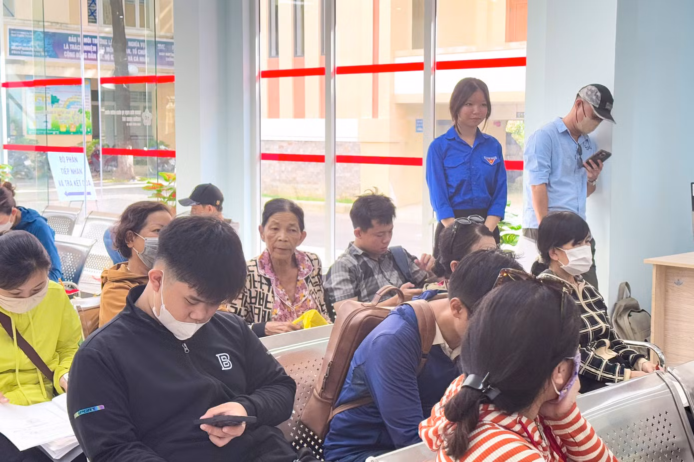 Với sự hỗ trợ nhiệt tình của các tình nguyện viên, quy trình người dân nộp hồ sơ ở Trung tâm diễn ra bài bản, nhanh chóng, không xảy ra tình trạng ùn ứ dù số lượng người dân làm thủ tục rất đông.