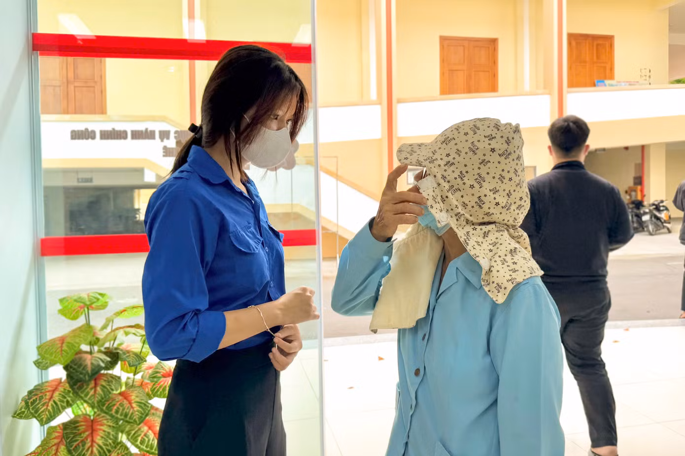 Mỗi buổi, 4 tình nguyện viên sẽ có mặt tại Trung tâm phục vụ hành chính công của phường. Công việc chủ yếu đó là hướng dẫn người dân lấy số, kiểm tra hồ sơ theo danh mục, hướng dẫn vào các quầy làm thủ tục...