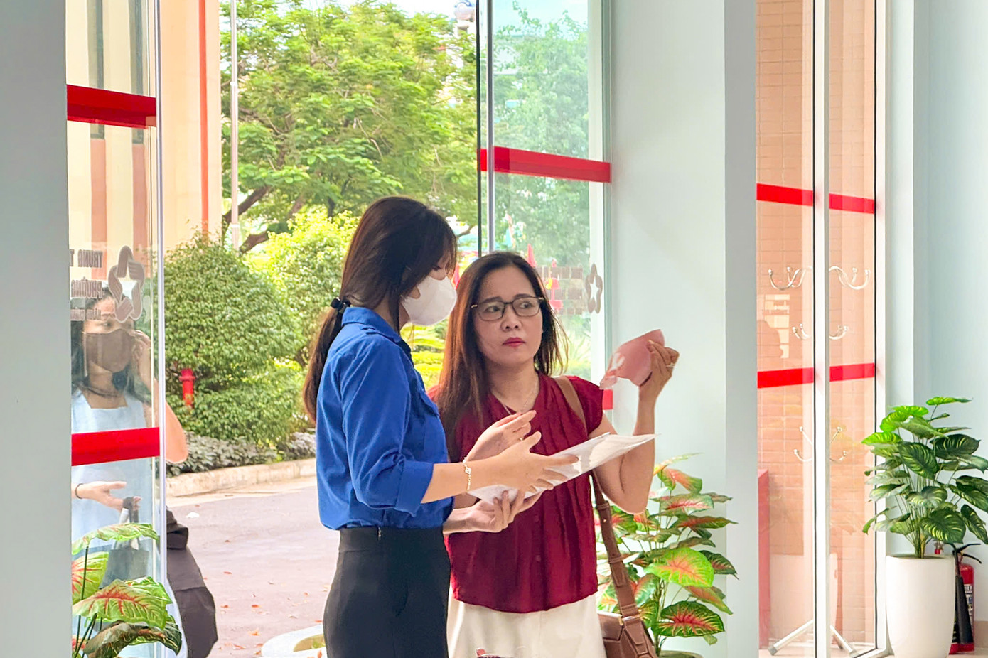 Mỗi buổi, 4 tình nguyện viên sẽ có mặt tại Trung tâm phục vụ hành chính công của phường. Công việc chủ yếu đó là hướng dẫn người dân lấy số, kiểm tra hồ sơ theo danh mục, hướng dẫn vào các quầy làm thủ tục...