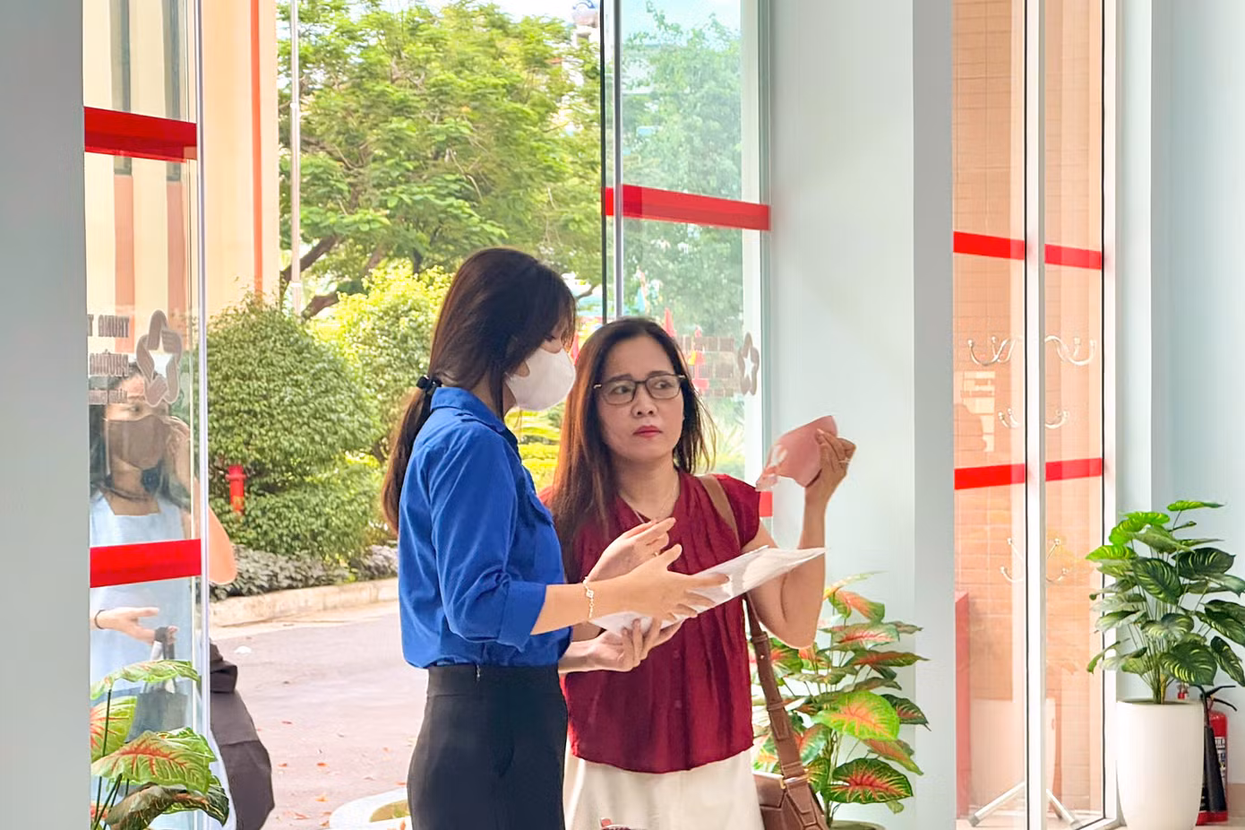 Mỗi buổi, 4 tình nguyện viên sẽ có mặt tại Trung tâm phục vụ hành chính công của phường. Công việc chủ yếu đó là hướng dẫn người dân lấy số, kiểm tra hồ sơ theo danh mục, hướng dẫn vào các quầy làm thủ tục...
