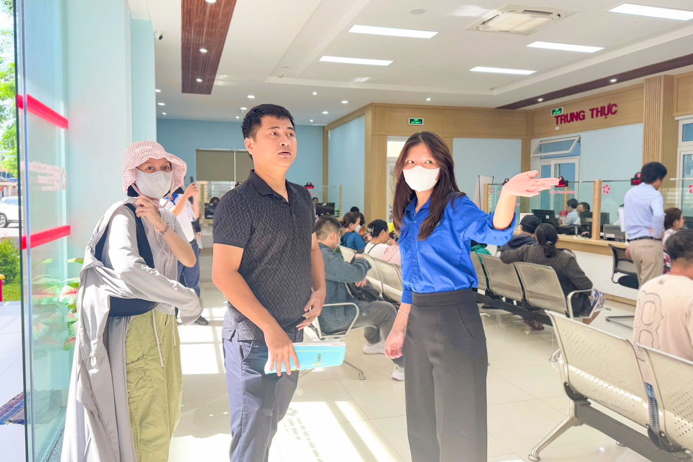 Mỗi buổi, 4 tình nguyện viên sẽ có mặt tại Trung tâm phục vụ hành chính công của phường. Công việc chủ yếu đó là hướng dẫn người dân lấy số, kiểm tra hồ sơ theo danh mục, hướng dẫn vào các quầy làm thủ tục...