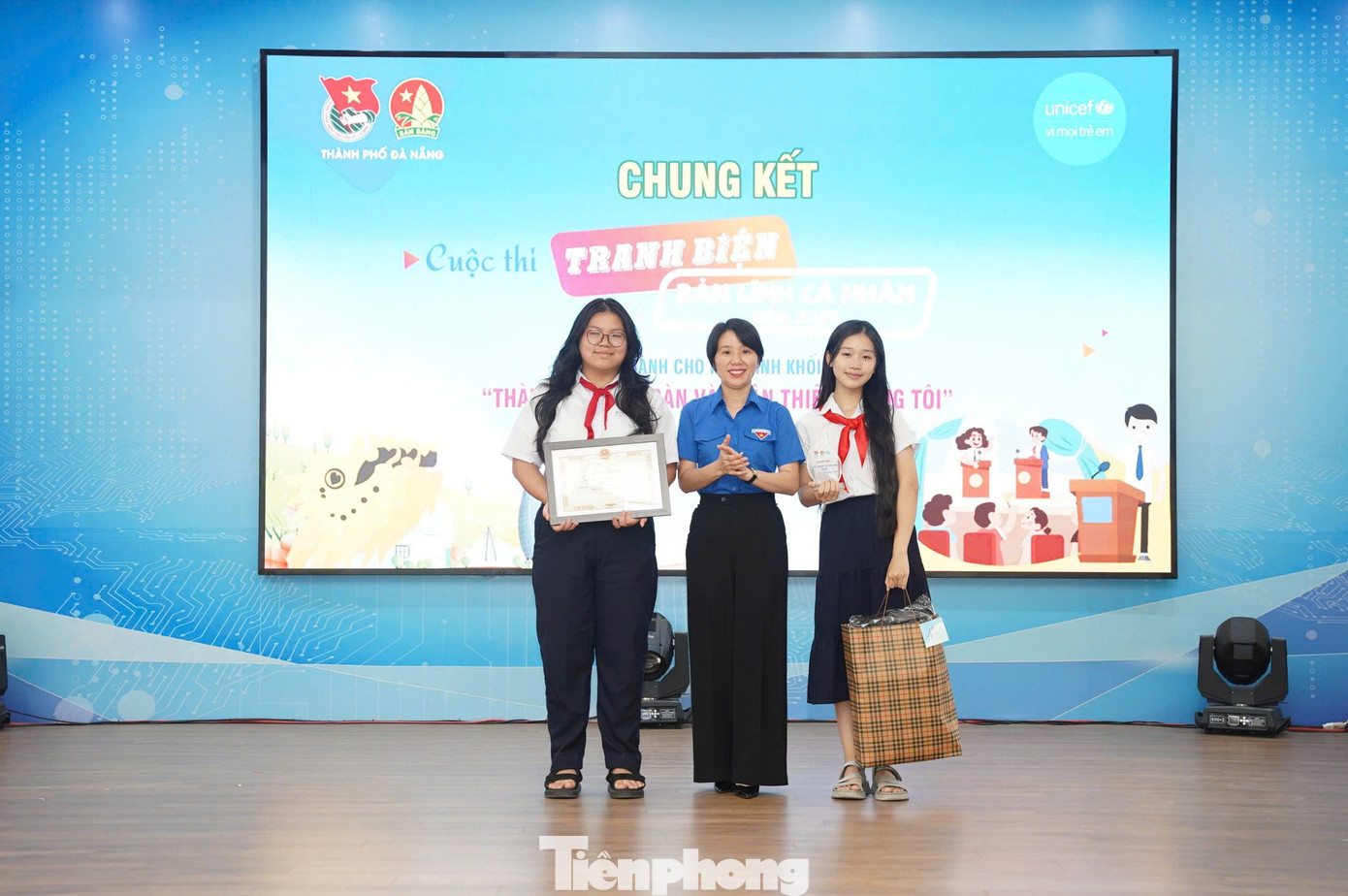 Giải nhất bảng A dành cho học sinh khối THCS thuộc về em Hà Phan Bách Hợp và Văn Thanh Bảo Ngọc (Trường THCS Tây Sơn) Giải nhất bảng A dành cho học sinh khối THCS thuộc về em Hà Phan Bách Hợp và Văn Thanh Bảo Ngọc (Trường THCS Tây Sơn)