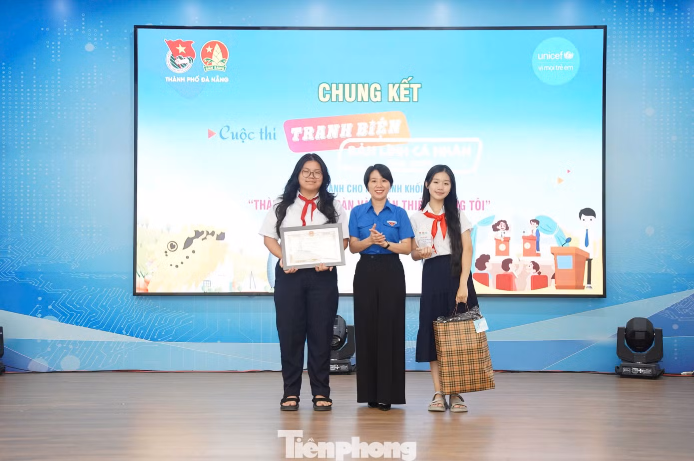 Giải nhất bảng A dành cho học sinh khối THCS thuộc về em Hà Phan Bách Hợp và Văn Thanh Bảo Ngọc (Trường THCS Tây Sơn) Giải nhất bảng A dành cho học sinh khối THCS thuộc về em Hà Phan Bách Hợp và Văn Thanh Bảo Ngọc (Trường THCS Tây Sơn)