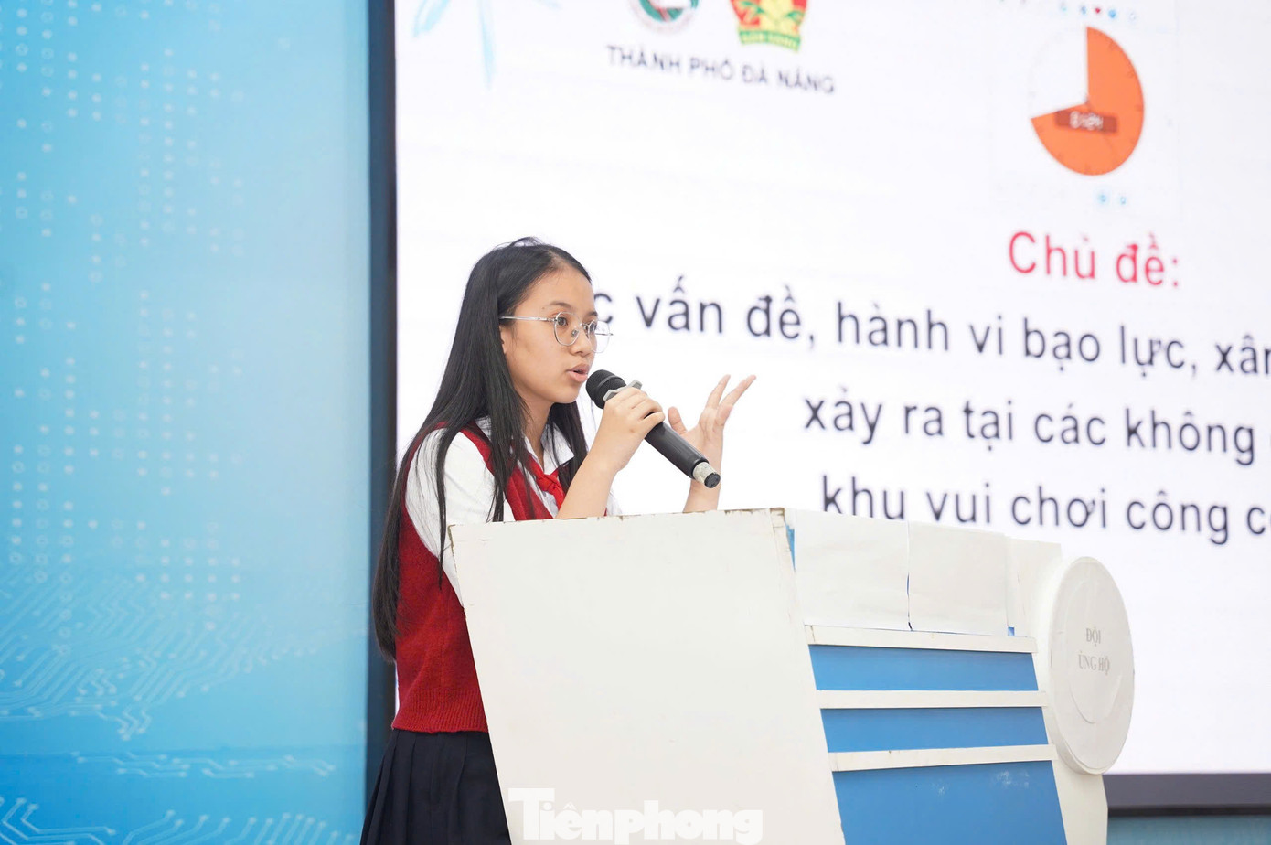 Các đội thi tự tin bảo vệ quan điểm của mình Các đội thi tự tin bảo vệ quan điểm của mình