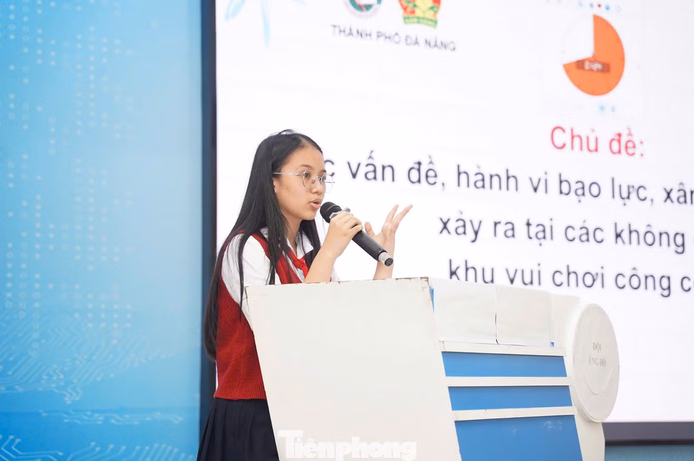 Các đội thi tự tin bảo vệ quan điểm của mình Các đội thi tự tin bảo vệ quan điểm của mình