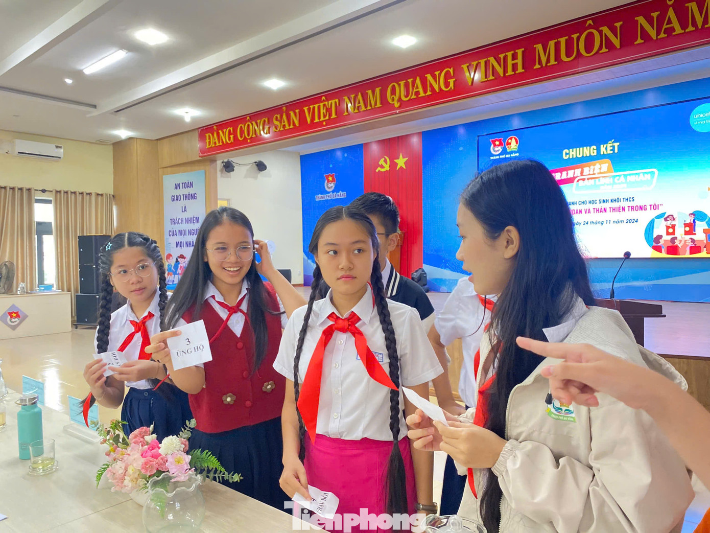 Các đội thi bốc thăm để bảo vệ quan điểm Ủng hộ hay Phản đối với vấn đề được đưa ra tranh biện. Ảnh: Giang Thanh Các đội thi bốc thăm để bảo vệ quan điểm Ủng hộ hay Phản đối với vấn đề được đưa ra tranh biện. Ảnh: Giang Thanh