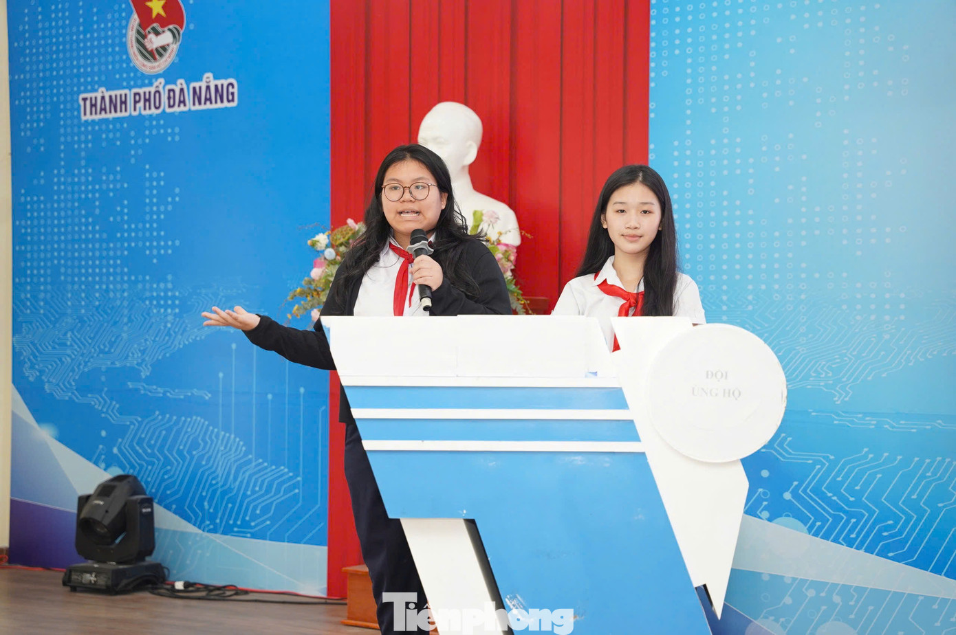 Các đội thi tự tin bảo vệ quan điểm của mình Các đội thi tự tin bảo vệ quan điểm của mình