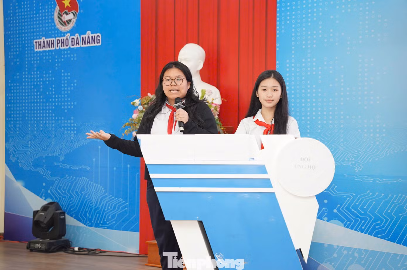 Các đội thi tự tin bảo vệ quan điểm của mình Các đội thi tự tin bảo vệ quan điểm của mình