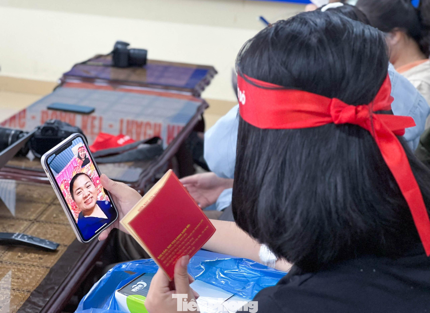 Cầm giấy chứng nhận hiến máu lần đầu trên tay, Ly cũng thỏ thẻ thừa nhận vừa hiến tóc cho bệnh nhân ung thư