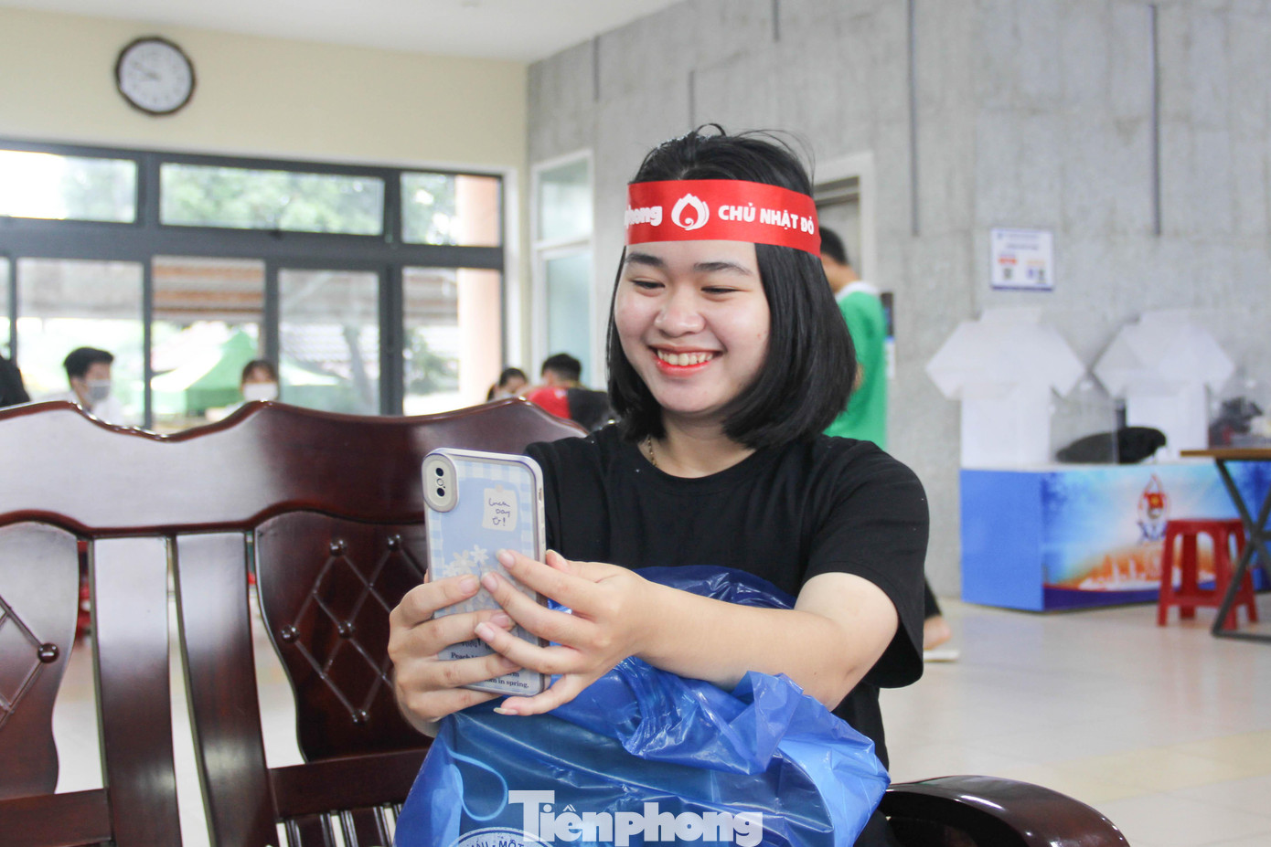 Ly gọi điện về khoe ngay với mẹ ngay sau khi hiến máu xong