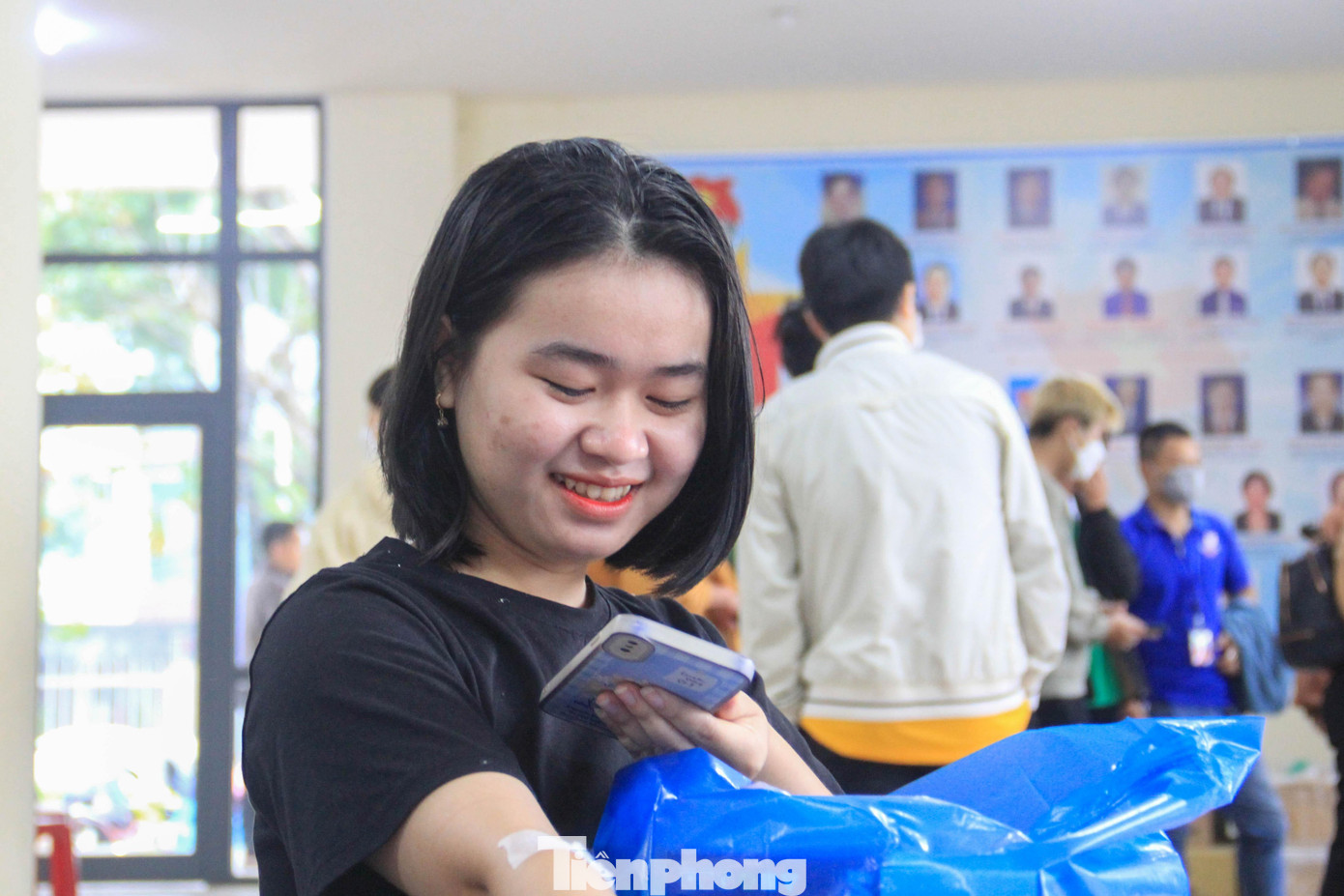 Khoe cả vết kim lấy máu vẫn còn dán urgo nơi cẳng tay