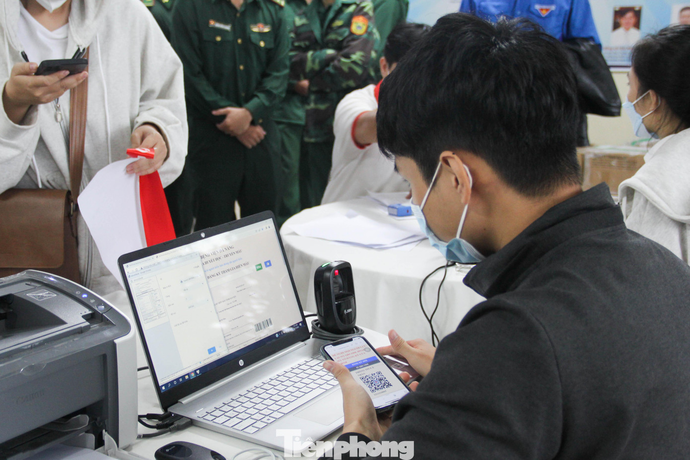 Việc quét mã QR và in phiếu cũng giúp các nhân viên y tế giảm tải được việc nhập dữ liệu người hiến máu, có thể lên đến cả hàng trăm người trong các chương trình hiến máu lớn. Việc quét mã QR và in phiếu cũng giúp các nhân viên y tế giảm tải được việc nhập dữ liệu người hiến máu, có thể lên đến cả hàng trăm người trong các chương trình hiến máu lớn.