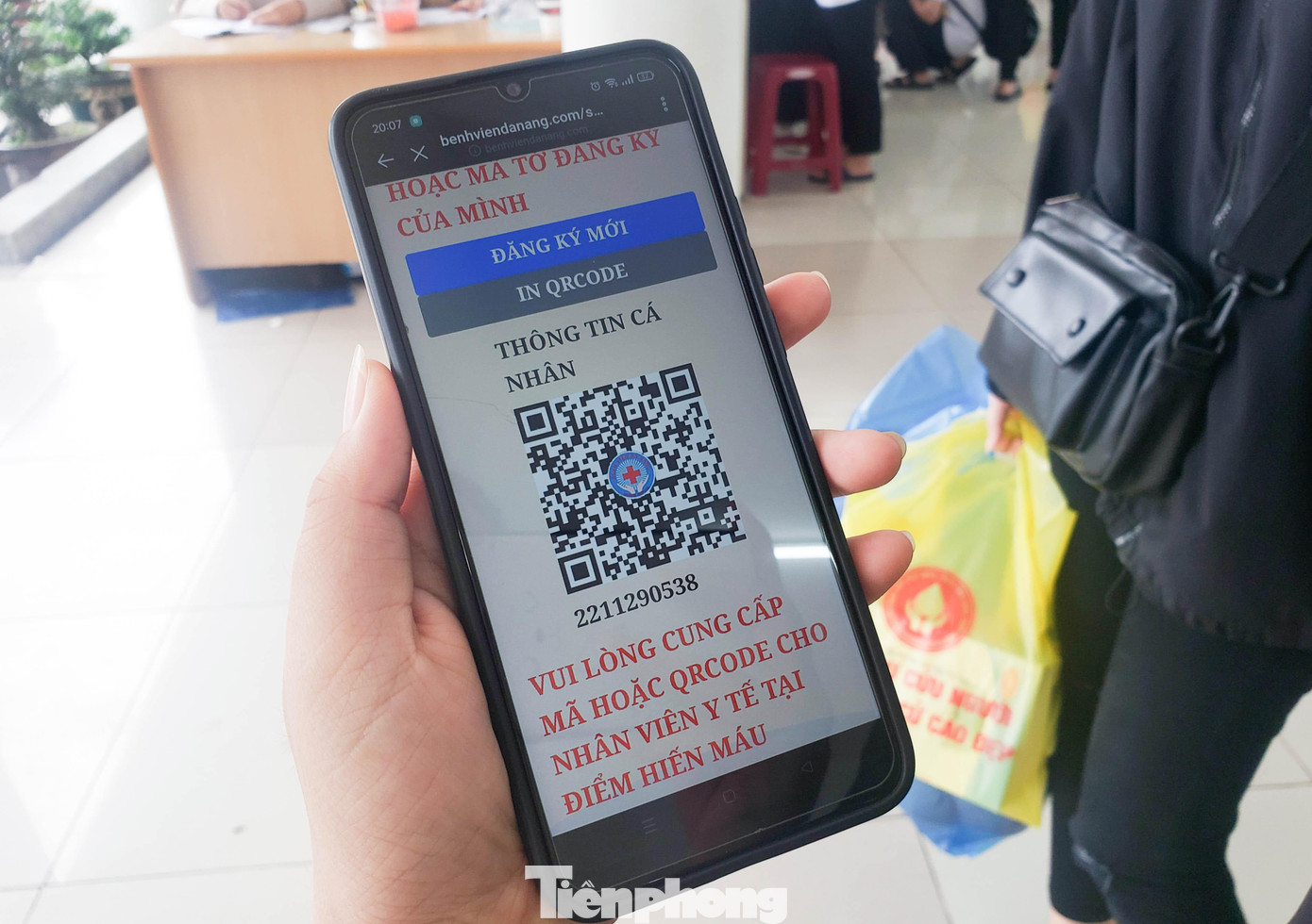 Cầm mã QR, Phan Lê Tường Vy chỉ mất 30 giây để hoàn thành khâu đăng ký tại Chủ nhật Đỏ năm nay. Cầm mã QR, Phan Lê Tường Vy chỉ mất 30 giây để hoàn thành khâu đăng ký tại Chủ nhật Đỏ năm nay.