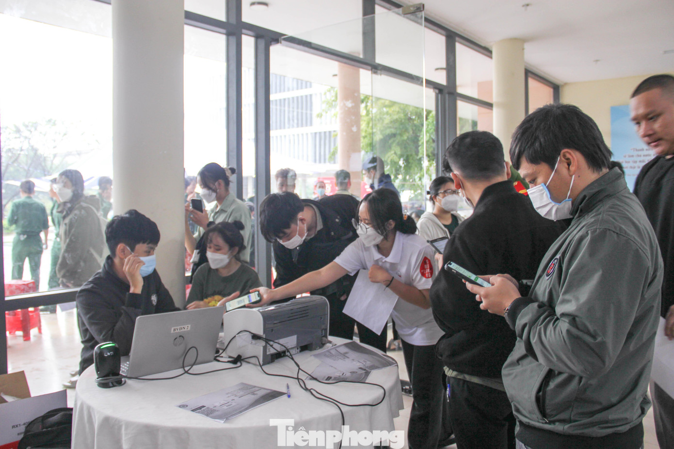 Các bạn trẻ Đà Nẵng quét mã QR để đăng ký hiến máu tại ngày hội Chủ nhật Đỏ lần thứ XV - 2023 Các bạn trẻ Đà Nẵng quét mã QR để đăng ký hiến máu tại ngày hội Chủ nhật Đỏ lần thứ XV - 2023