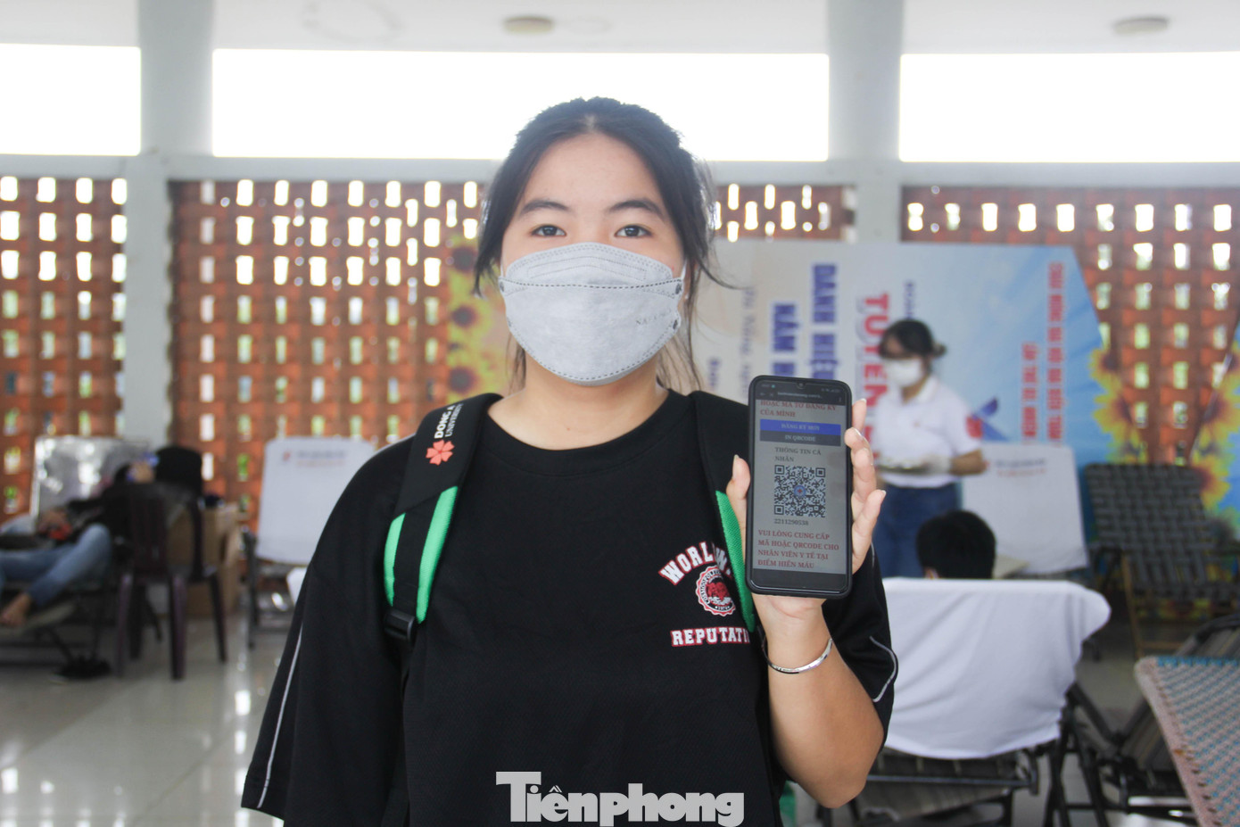 Cầm mã QR, Phan Lê Tường Vy chỉ mất 30 giây để hoàn thành khâu đăng ký tại Chủ nhật Đỏ năm nay. Cầm mã QR, Phan Lê Tường Vy chỉ mất 30 giây để hoàn thành khâu đăng ký tại Chủ nhật Đỏ năm nay.