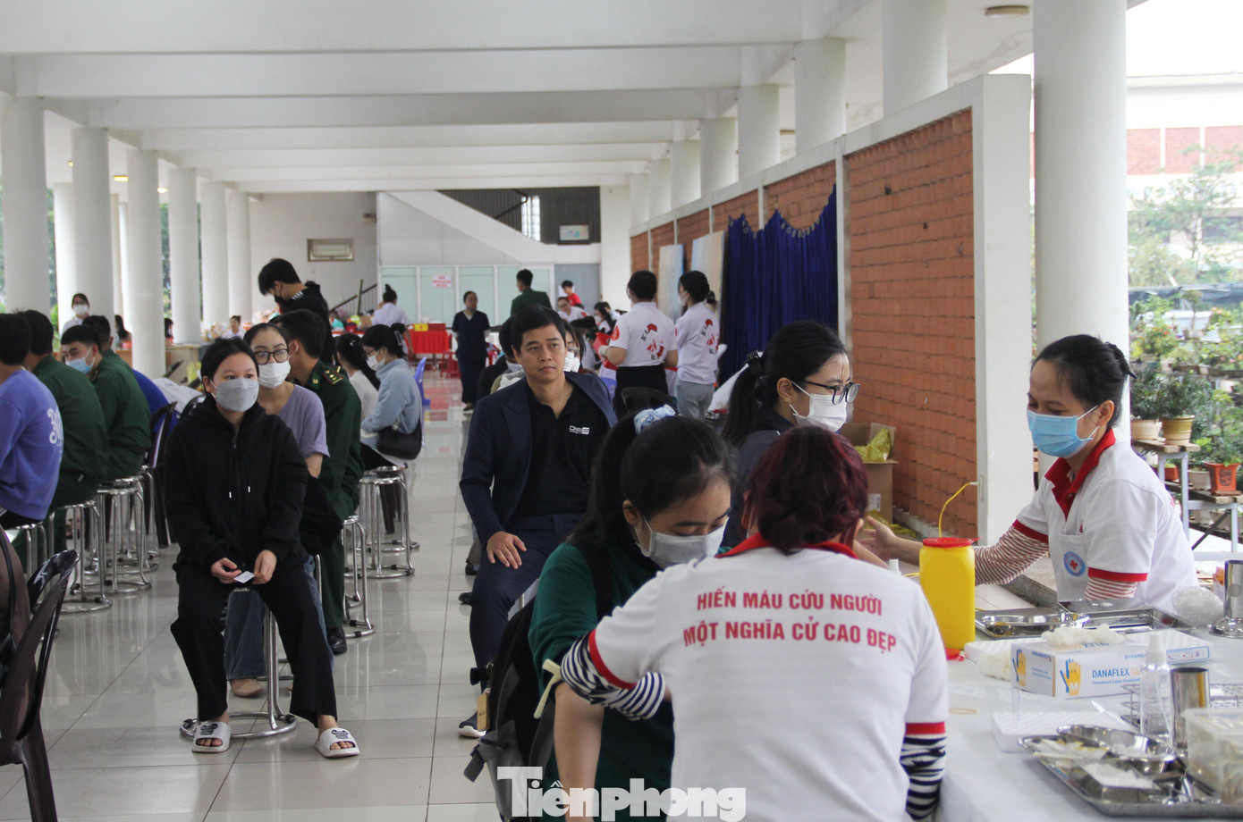 Từ 6h30, nhiều bạn trẻ đã hoàn thành việc đăng ký hiến máu và chờ khám sức khỏe để vào khu vực lấy máu.
