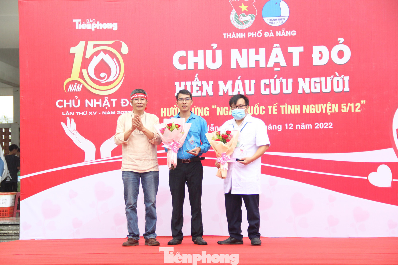 Nhà báo Trần Tuấn trao Kỷ niệm chương Chủ nhật Đỏ tặng Thành Đoàn - Hội LHTN TP Đà Nẵng và Khoa Huyết học Truyền máu - Bệnh viện Đà Nẵng Nhà báo Trần Tuấn trao Kỷ niệm chương Chủ nhật Đỏ tặng Thành Đoàn - Hội LHTN TP Đà Nẵng và Khoa Huyết học Truyền máu - Bệnh viện Đà Nẵng