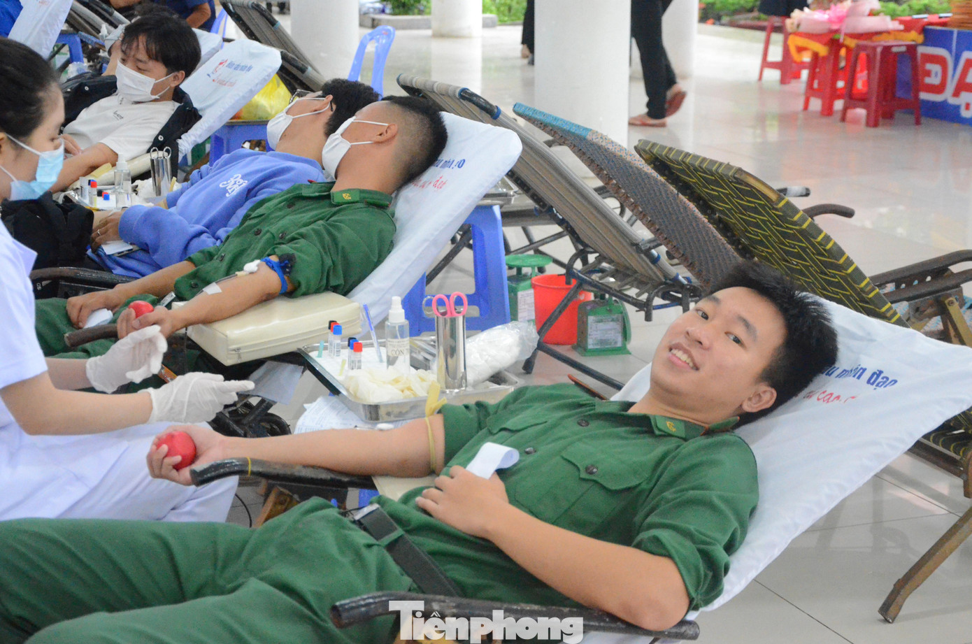 Nhiều bạn trẻ rạng rỡ tham gia hiến máu Chủ nhật Đỏ Nhiều bạn trẻ rạng rỡ tham gia hiến máu Chủ nhật Đỏ