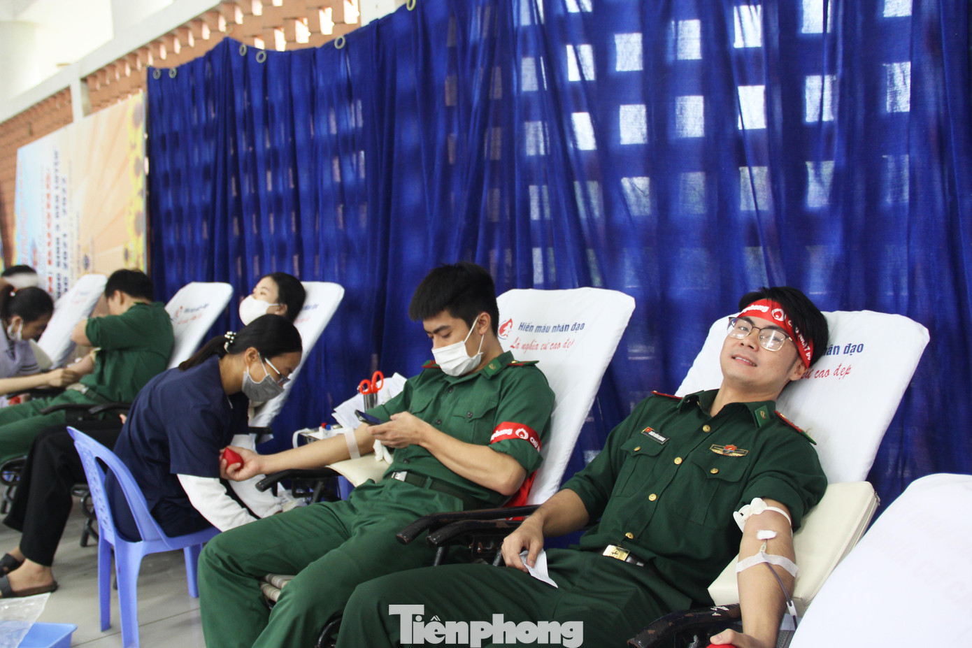 Theo Đại úy Doãn Hồng Quang, Chính trị viên Trạm Biên phòng Cửa khẩu Cảng Tiên Sa, đơn vị thường xuyên tham gia ngày hội Chủ nhật Đỏ các năm. Bên cạnh đó, các cán bộ, chiến sĩ trẻ cũng rất nhiệt tình tham gia các các chương trình, hoạt động hiến máu do Thành Đoàn, BCH Biên phòng TP Đà Nẵng tổ chức.