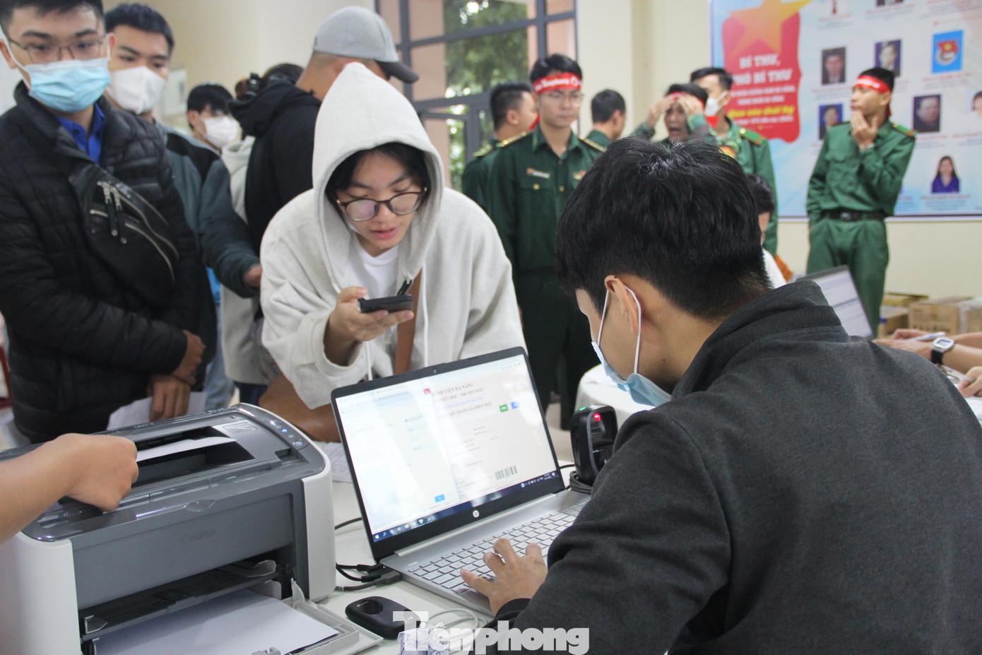 Tại bàn đăng ký hiến máu, tình nguyện viên chỉ cần đưa mã QR để nhân viên kiểm tra trên hệ thống, sau đó, in tờ phiếu đăng kí hiến máu. Quy trình này chỉ mất khoảng 1 phút, ngắn hơn rất nhiều so với các đăng kí thông thường.