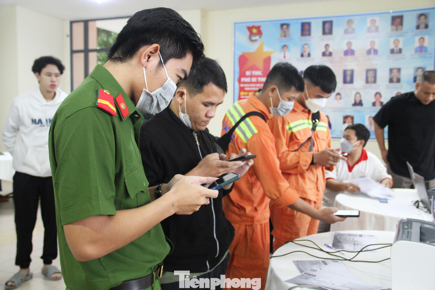 Các tình nguyện viên đăng ký tham gia hiến máu quét mã QR, sau đó, điền thông tin cá nhân vào mẫu có sẵn bằng điện thoại thông minh và nhận mã QR đăng ký.