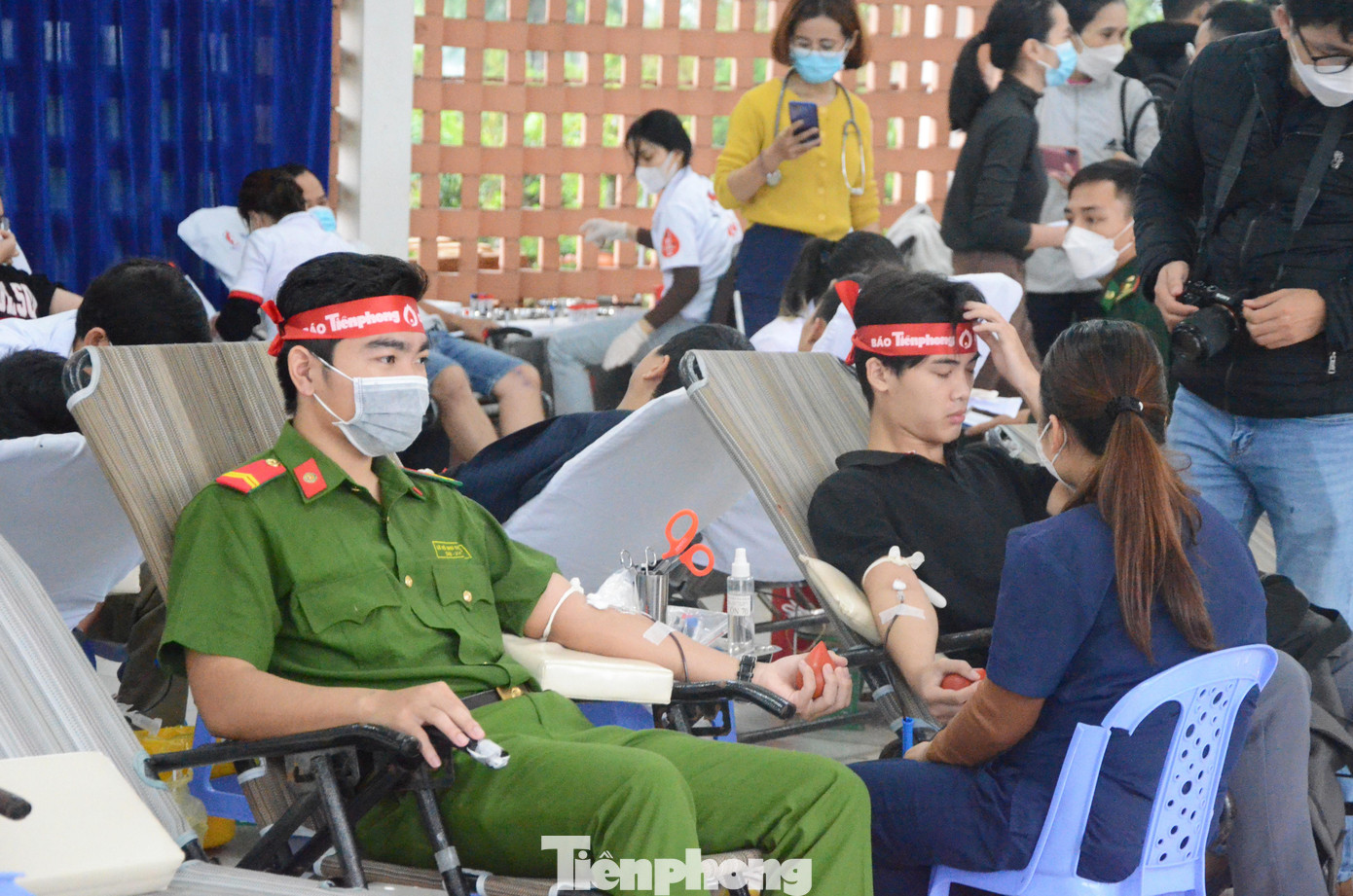 Chủ nhật Đỏ là sự kiện hiến máu thường niên do báo Tiền Phong khởi xướng từ năm 2009 với mục tiêu tuyên truyền, vận động và tổ chức hiến máu tình nguyện trong đoàn viên, thanh niên và nhân dân. Năm 2023, Ngày hội Chủ nhật Đỏ dự kiến tổ chức tại 40 tỉnh, thành phố, bắt đầu từ tháng 11/2022 đến hết tháng 2/2023.