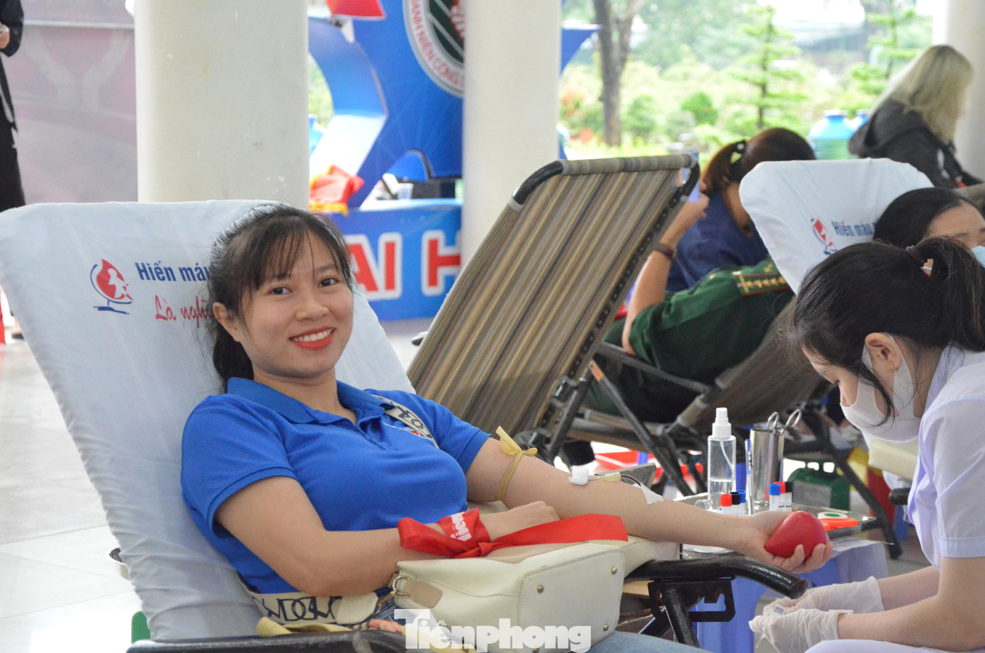 Dù trời mưa lạnh nhưng ngày hội Chủ nhật Đỏ ở Đà Nẵng vẫn thu hút cả ngàn đoàn viên, thanh niên đăng ký tham gia hiến máu Dù trời mưa lạnh nhưng ngày hội Chủ nhật Đỏ ở Đà Nẵng vẫn thu hút cả ngàn đoàn viên, thanh niên đăng ký tham gia hiến máu