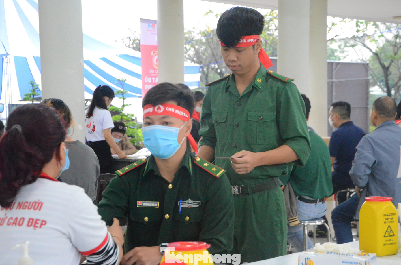 Nhiều bạn trẻ rạng rỡ tham gia hiến máu Chủ nhật Đỏ Nhiều bạn trẻ rạng rỡ tham gia hiến máu Chủ nhật Đỏ