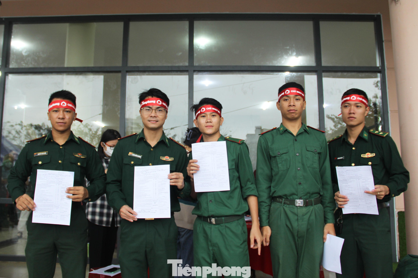 Từ sáng sớm, 10 chiến sĩ của Chi đoàn Trạm Biên phòng Cửa khẩu Cảng Tiên Sa đã có mặt tại Thành Đoàn Đà Nẵng để tham gia Chủ nhật Đỏ. Nhiều chiến sĩ lần đầu tiên tham gia hiến máu.