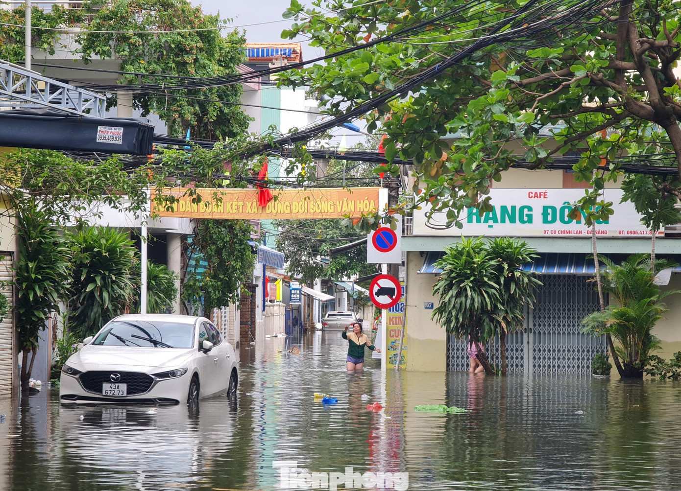 Nhiều khu vực ở Đà Nẵng vẫn còn ngập sâu. Ở các tuyến đường như Hà Huy Tập, Cù Chính Lan, Huỳnh Ngọc Huệ..., nước vẫn ngập đến bắp chân. Người dân di chuyển rất vất vả. Nhiều khu vực ở Đà Nẵng vẫn còn ngập sâu. Ở các tuyến đường như Hà Huy Tập, Cù Chính Lan, Huỳnh Ngọc Huệ..., nước vẫn ngập đến bắp chân. Người dân di chuyển rất vất vả.