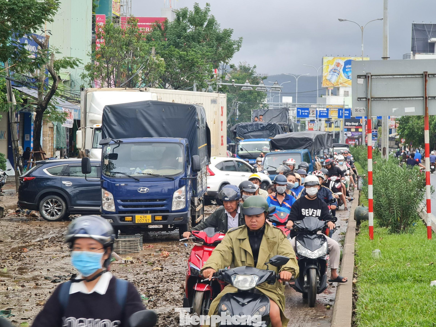 Khu vực đường Tôn Đức Thắng - Ngã ba Huế lầy lội bùn đất. Nhiều xe ô tô tải, xe container... chết máy đậu la liệt trên đường. Khu vực đường Tôn Đức Thắng - Ngã ba Huế lầy lội bùn đất. Nhiều xe ô tô tải, xe container... chết máy đậu la liệt trên đường.