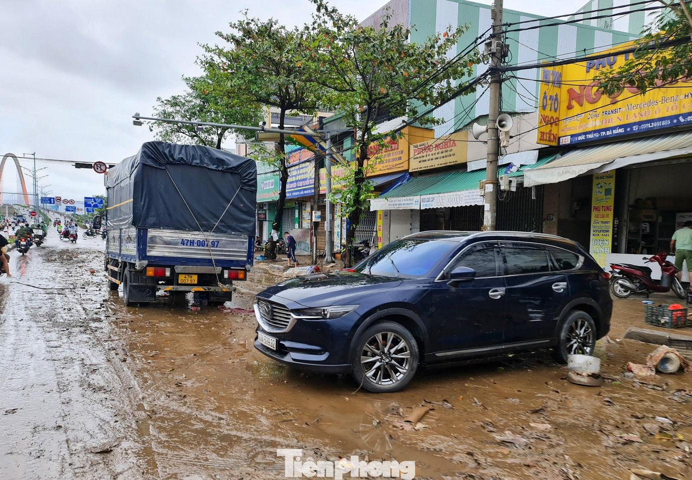 Người dân lưu thông qua khu vực này rất khó khăn do đường trơn, kẹt xe do ô tô nằm im giữa đường. Người dân lưu thông qua khu vực này rất khó khăn do đường trơn, kẹt xe do ô tô nằm im giữa đường.