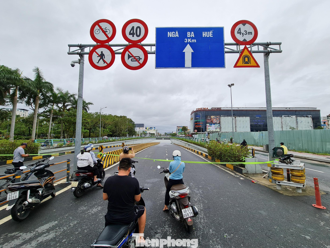 Sáng sớm nay, khu vực hầm chui Điện Biên Phủ vẫn còn ngập nước, cấm người dân di chuyển qua lại. Sáng sớm nay, khu vực hầm chui Điện Biên Phủ vẫn còn ngập nước, cấm người dân di chuyển qua lại.