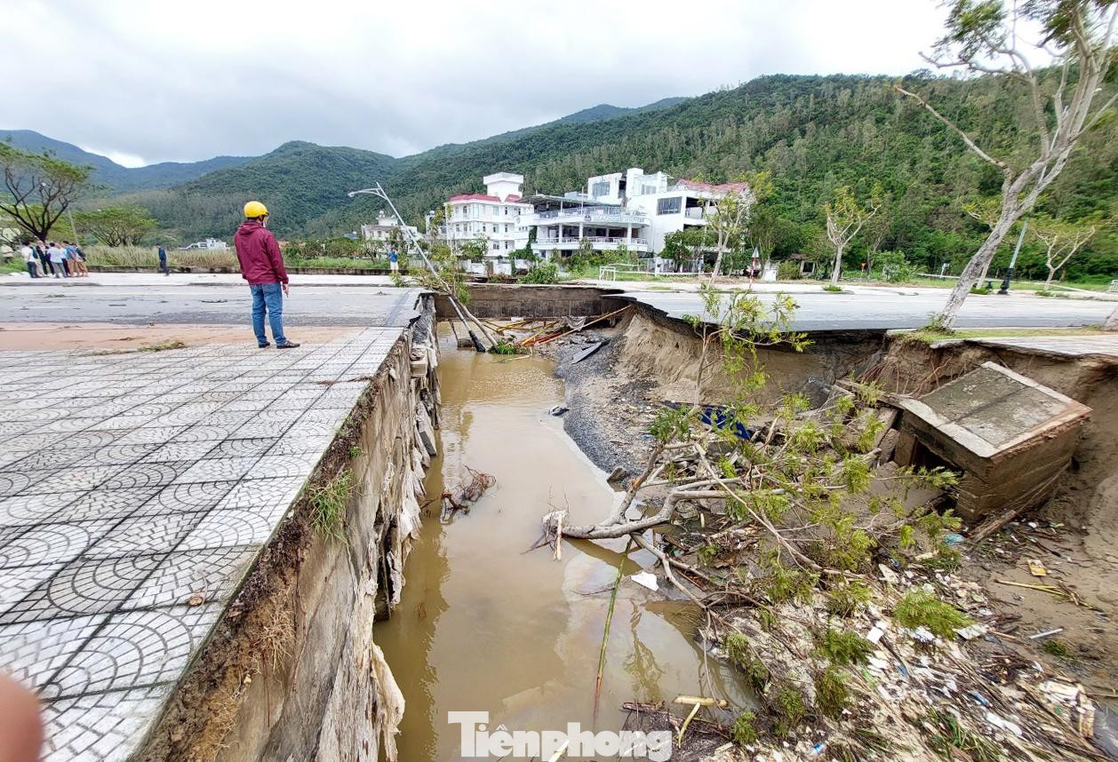 Một hố sụt lún sâu nằm ngay giữa tuyến đường Hoàng Sa. Một hố sụt lún sâu nằm ngay giữa tuyến đường Hoàng Sa.