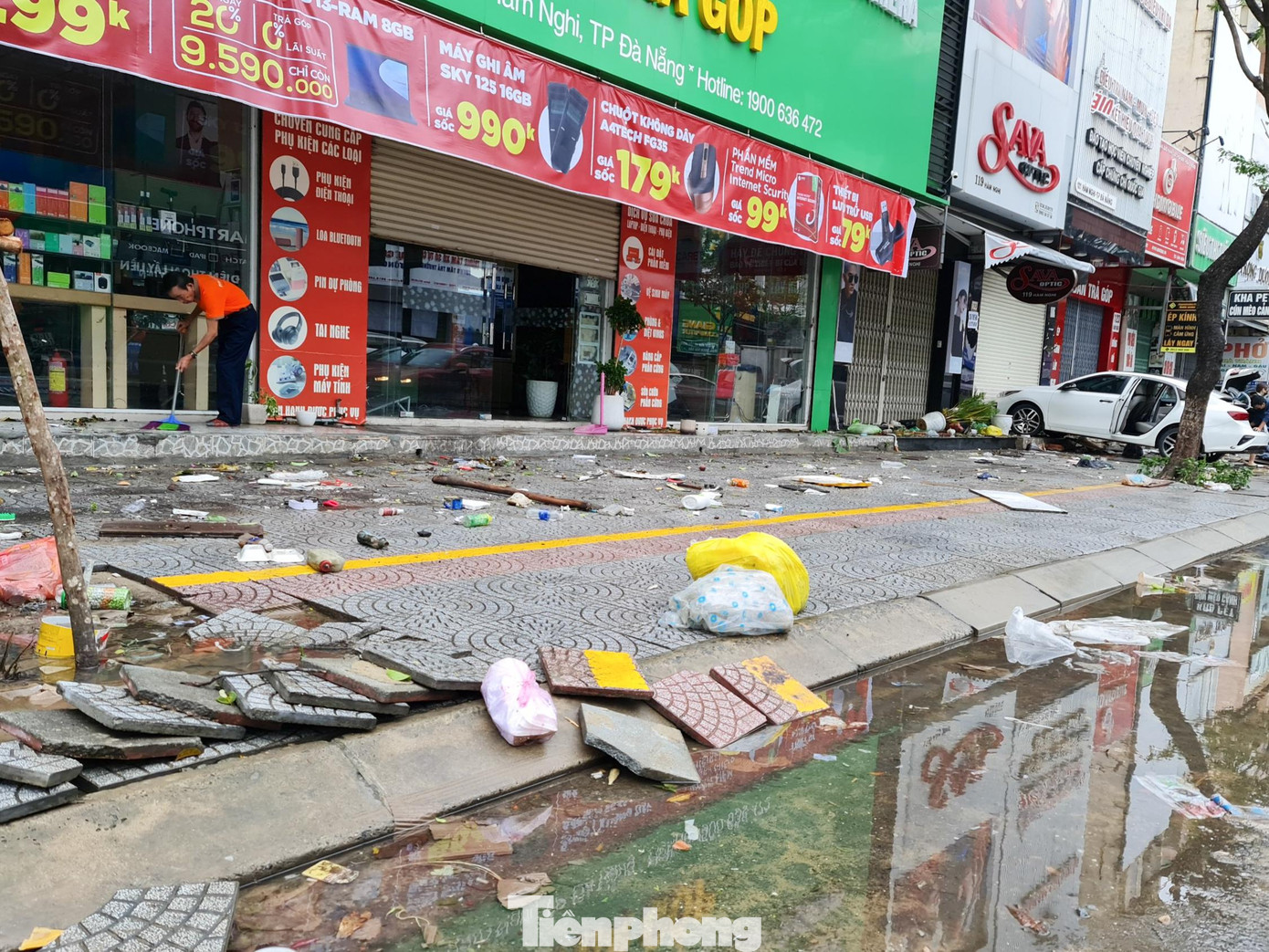 Sáng nay (15/10), đa phần các tuyến phố lớn ở Đà Nẵng đều đã rút bớt nước. Sau một đêm ngập sâu, nhiều tuyến đường bị lột đá lát vỉa hè, rác thải nằm ngổn ngang trên đường. Sáng nay (15/10), đa phần các tuyến phố lớn ở Đà Nẵng đều đã rút bớt nước. Sau một đêm ngập sâu, nhiều tuyến đường bị lột đá lát vỉa hè, rác thải nằm ngổn ngang trên đường.