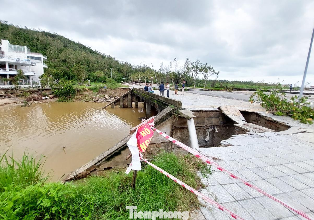 Và khu vực đường Lê Văn Lương (khu vực Suối Đá, phường Thọ Quang, quận Sơn Trà). Các dây cảnh báo nguy hiểm được chăng xung quanh hố sụt để cảnh báo nguy hiểm cho người dân. Và khu vực đường Lê Văn Lương (khu vực Suối Đá, phường Thọ Quang, quận Sơn Trà). Các dây cảnh báo nguy hiểm được chăng xung quanh hố sụt để cảnh báo nguy hiểm cho người dân.