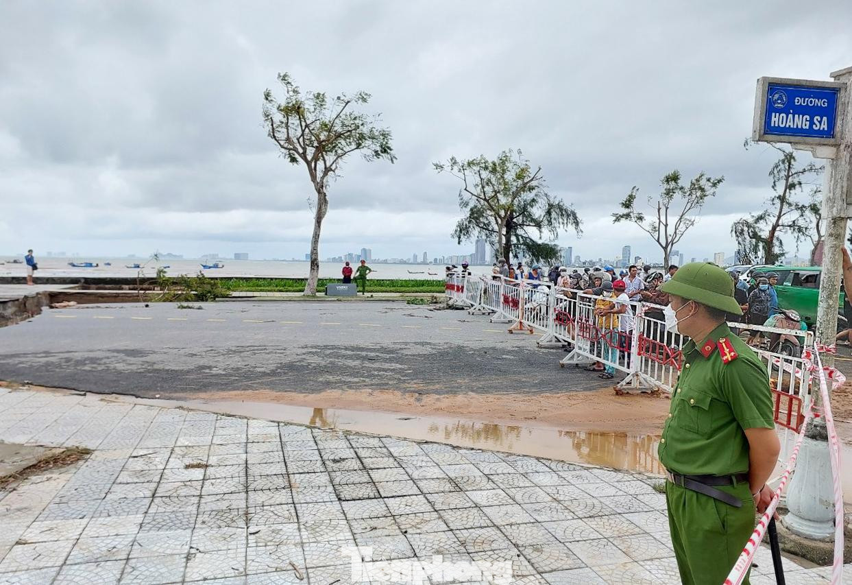 Tuyến đường biển Hoàng Sa - Lê Văn Lương (gần khu vực bán đảo Sơn Trà) bị sụt lún nghiêm trọng. Đất đá bùn trên núi tràn xuống mặt đường. Lực lượng chức năng phải giăng dây phong tỏa để đảm bảo an toàn. Tuyến đường biển Hoàng Sa - Lê Văn Lương (gần khu vực bán đảo Sơn Trà) bị sụt lún nghiêm trọng. Đất đá bùn trên núi tràn xuống mặt đường. Lực lượng chức năng phải giăng dây phong tỏa để đảm bảo an toàn.