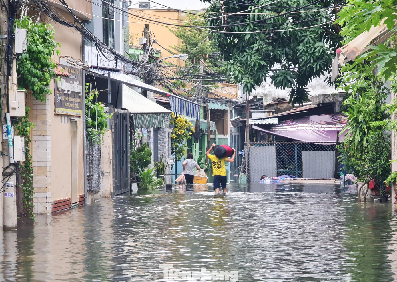 Nhiều gia đình di dời đồ đạc đi chạy lụt trong đêm. Đến sáng nay, người dân di chuyển về nhà để tranh thủ dọn dẹp nhà cửa lúc nước rút. Nhiều gia đình di dời đồ đạc đi chạy lụt trong đêm. Đến sáng nay, người dân di chuyển về nhà để tranh thủ dọn dẹp nhà cửa lúc nước rút.