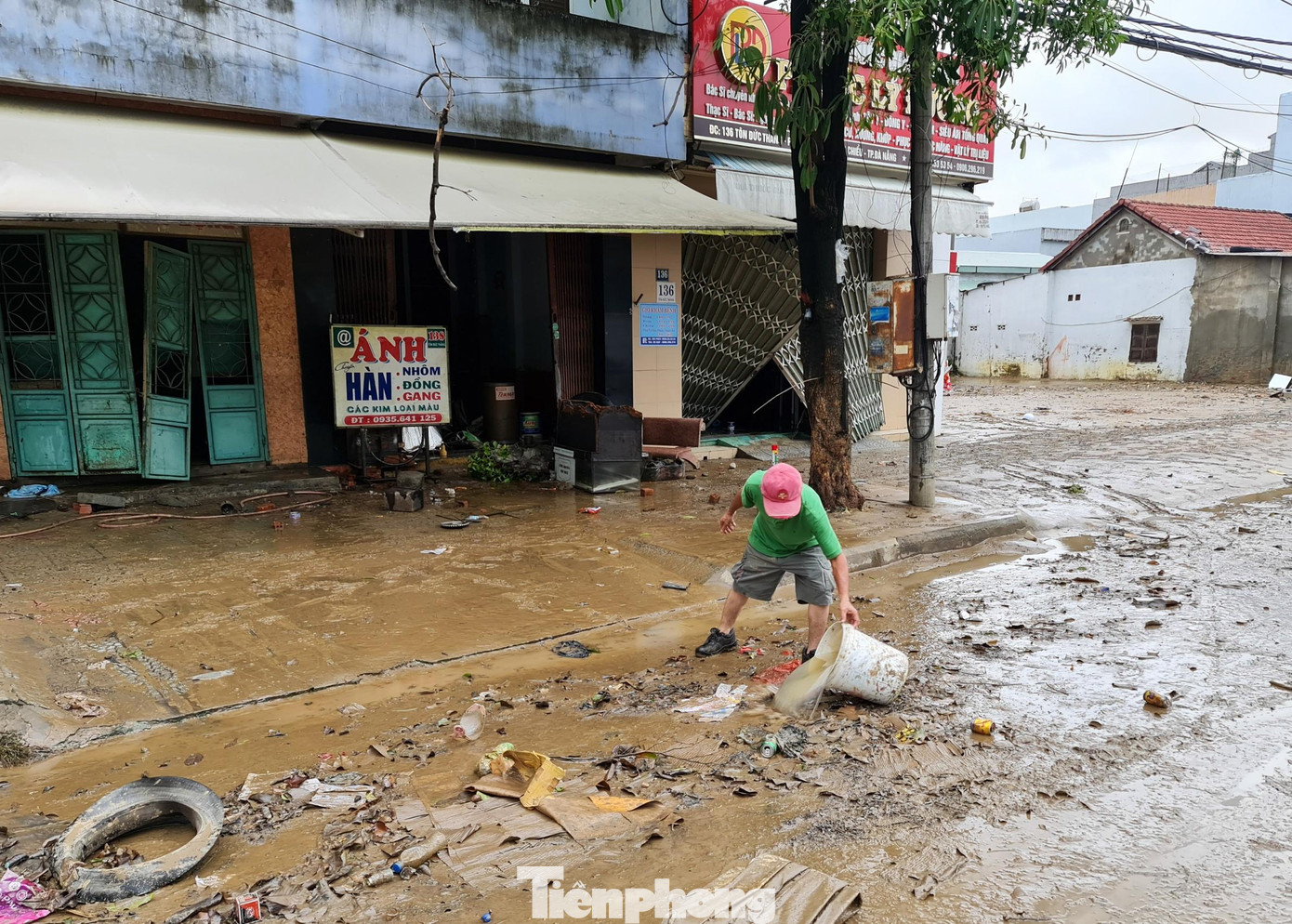 Bùn và rác thải mắc lại trên vỉa hè, lòng đường, người dân phải tranh thủ dọn dẹp trước khi bùn khô, Bùn và rác thải mắc lại trên vỉa hè, lòng đường, người dân phải tranh thủ dọn dẹp trước khi bùn khô,