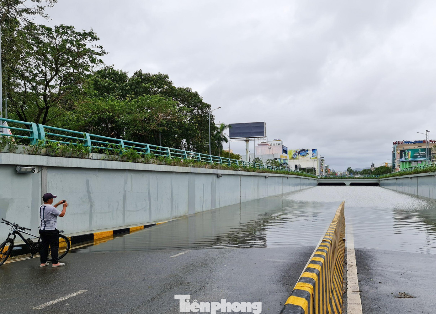 Nước ngập lút hầm, nhiều phương tiện mắc kẹt và ngâm trong nước xuyên đêm. Nước ngập lút hầm, nhiều phương tiện mắc kẹt và ngâm trong nước xuyên đêm.