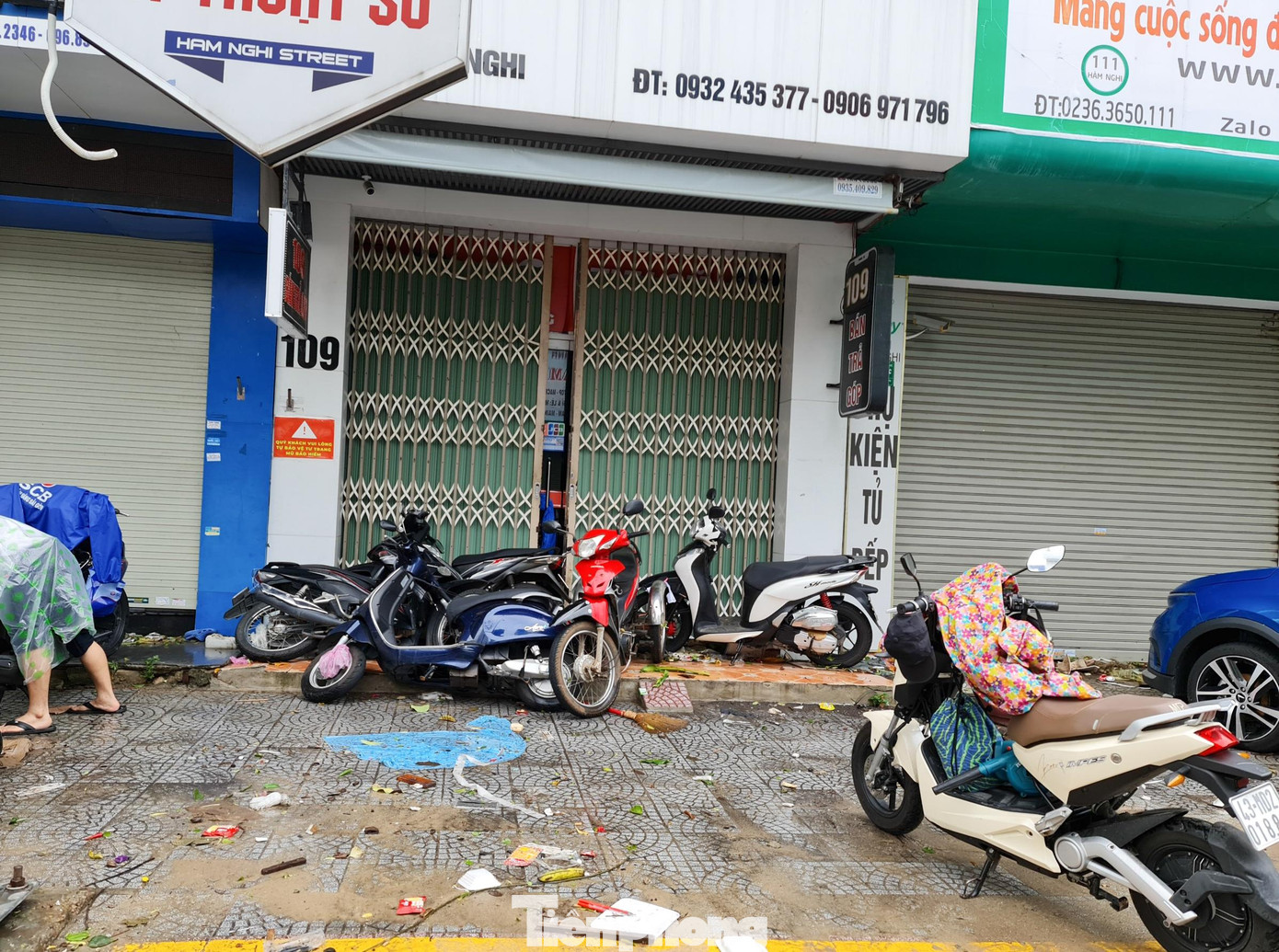 Đêm qua, khi nước ngập sâu, nhiều người dân bỏ lại xe máy trên vỉa hè để đi bộ về nhà. Đến sáng nay, trên các tuyến đường như Hàm Nghi, Lê Duẩn, Nguyễn Văn Linh... xe máy nằm nghiêng ngả, đổ chồng lên nhau do sóng xô. Đêm qua, khi nước ngập sâu, nhiều người dân bỏ lại xe máy trên vỉa hè để đi bộ về nhà. Đến sáng nay, trên các tuyến đường như Hàm Nghi, Lê Duẩn, Nguyễn Văn Linh... xe máy nằm nghiêng ngả, đổ chồng lên nhau do sóng xô.