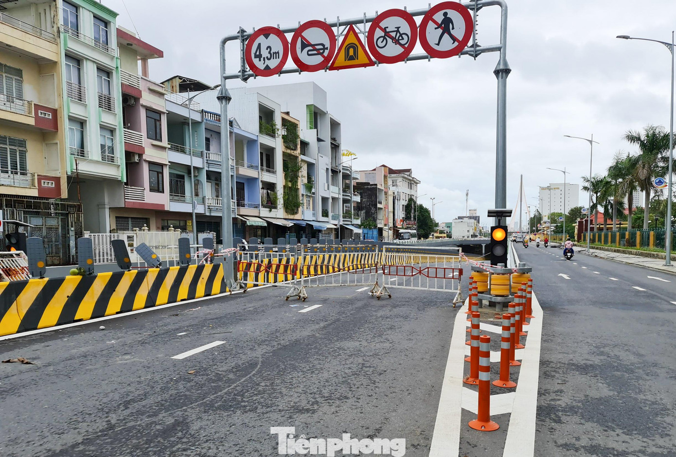 Đến khoảng 9h sáng nay, hầm chui nút giao thông cầu Trần Thị Lý (quận Hải Châu) vẫn rào kín, không cho phương tiện qua lại. Lực lượng cứu hộ giao thông, cứu hỏa hỗ trợ di dời các xe cộ kẹt lại trong hầm do nước ngập từ đêm qua ra khỏi khu vực này để lưu thông hầm trở lại. Đến khoảng 9h sáng nay, hầm chui nút giao thông cầu Trần Thị Lý (quận Hải Châu) vẫn rào kín, không cho phương tiện qua lại. Lực lượng cứu hộ giao thông, cứu hỏa hỗ trợ di dời các xe cộ kẹt lại trong hầm do nước ngập từ đêm qua ra khỏi khu vực này để lưu thông hầm trở lại.