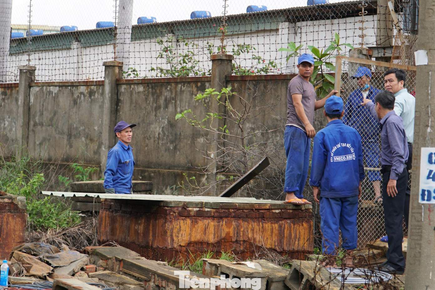 "Tuy nhiên, may mắn là nguyên liệu và máy móc không bị ảnh hưởng. Trong hôm nay, chúng tôi không thể sản xuất mà tập trung dọn dẹp. Nhiều người lao động cũng xin nghỉ làm vì nhà vẫn đang ngập sâu”, ông Trinh cho hay.