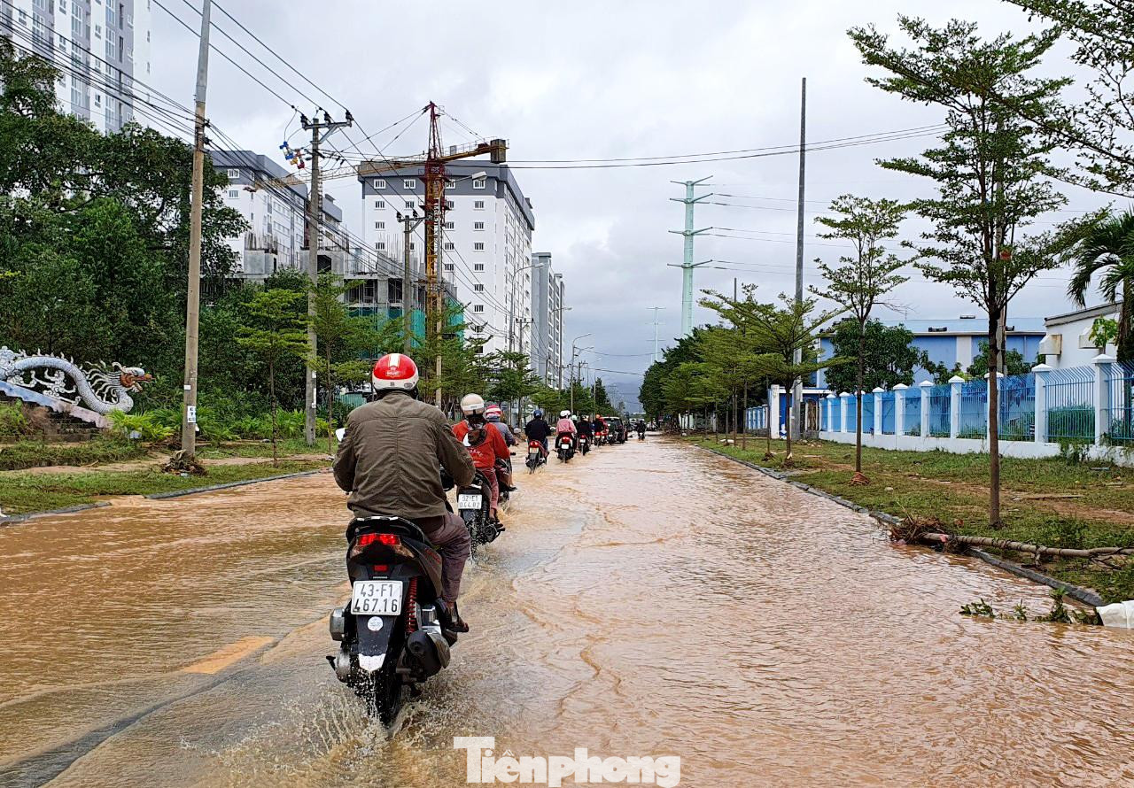 Nước vẫn chưa rút ở đường vào khu công nghiệp.