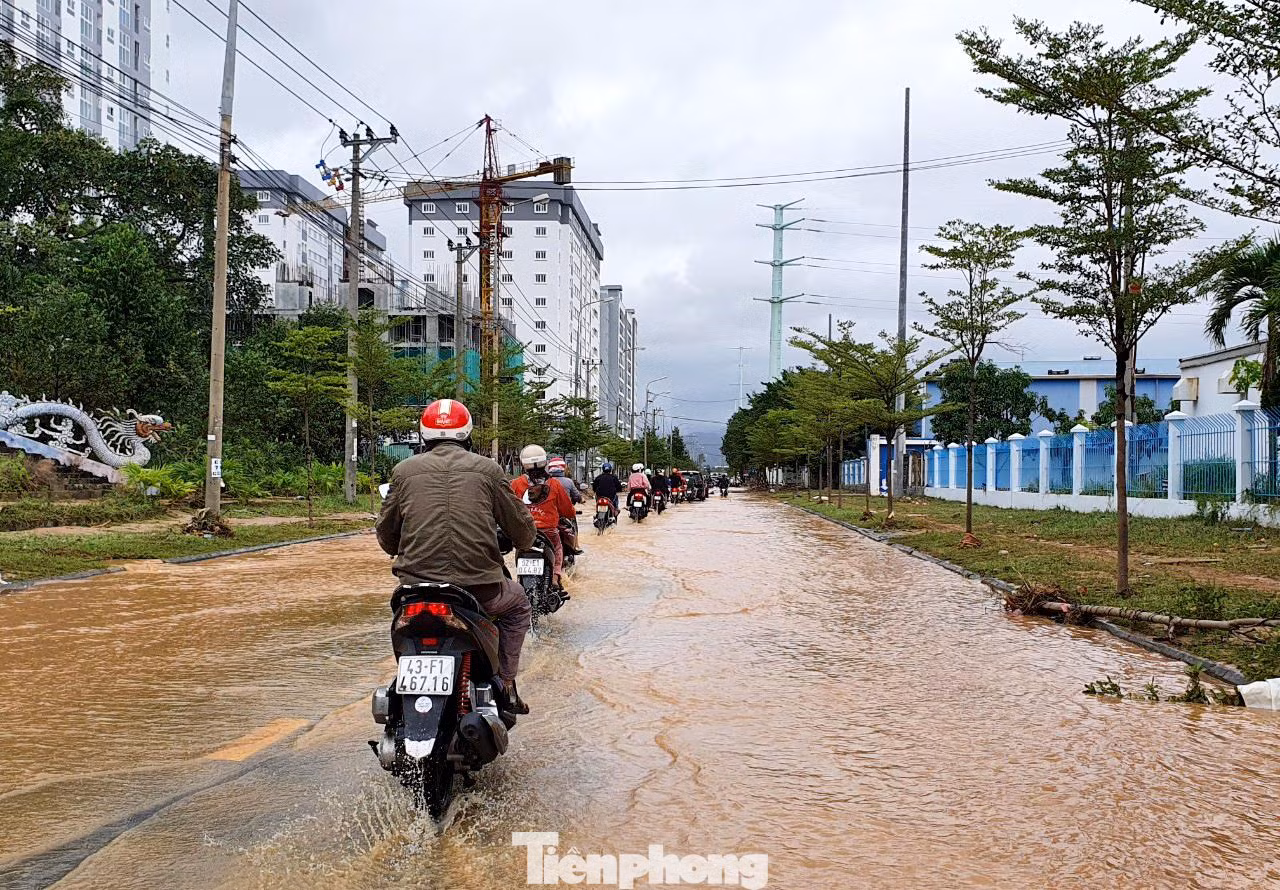 Nước vẫn chưa rút ở đường vào khu công nghiệp.