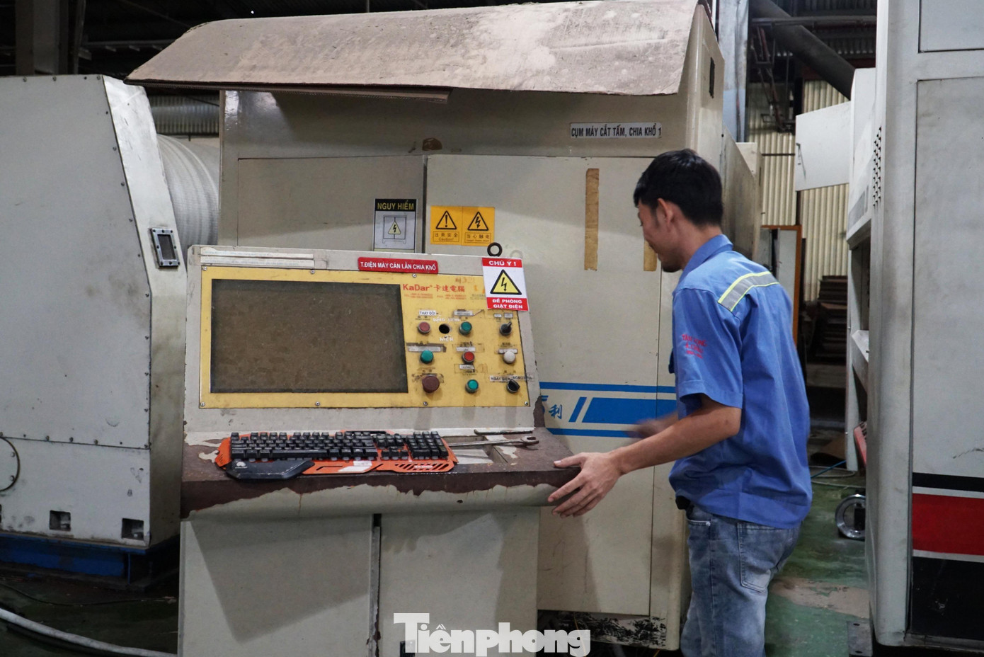 “Hiện chúng tôi chưa thể sản xuất, cũng chưa thể dọn dẹp do mất điện và chưa có nước. Người lao động cũng xin nghỉ để dọn dẹp nhà cửa”, ông Sơn cho biết.